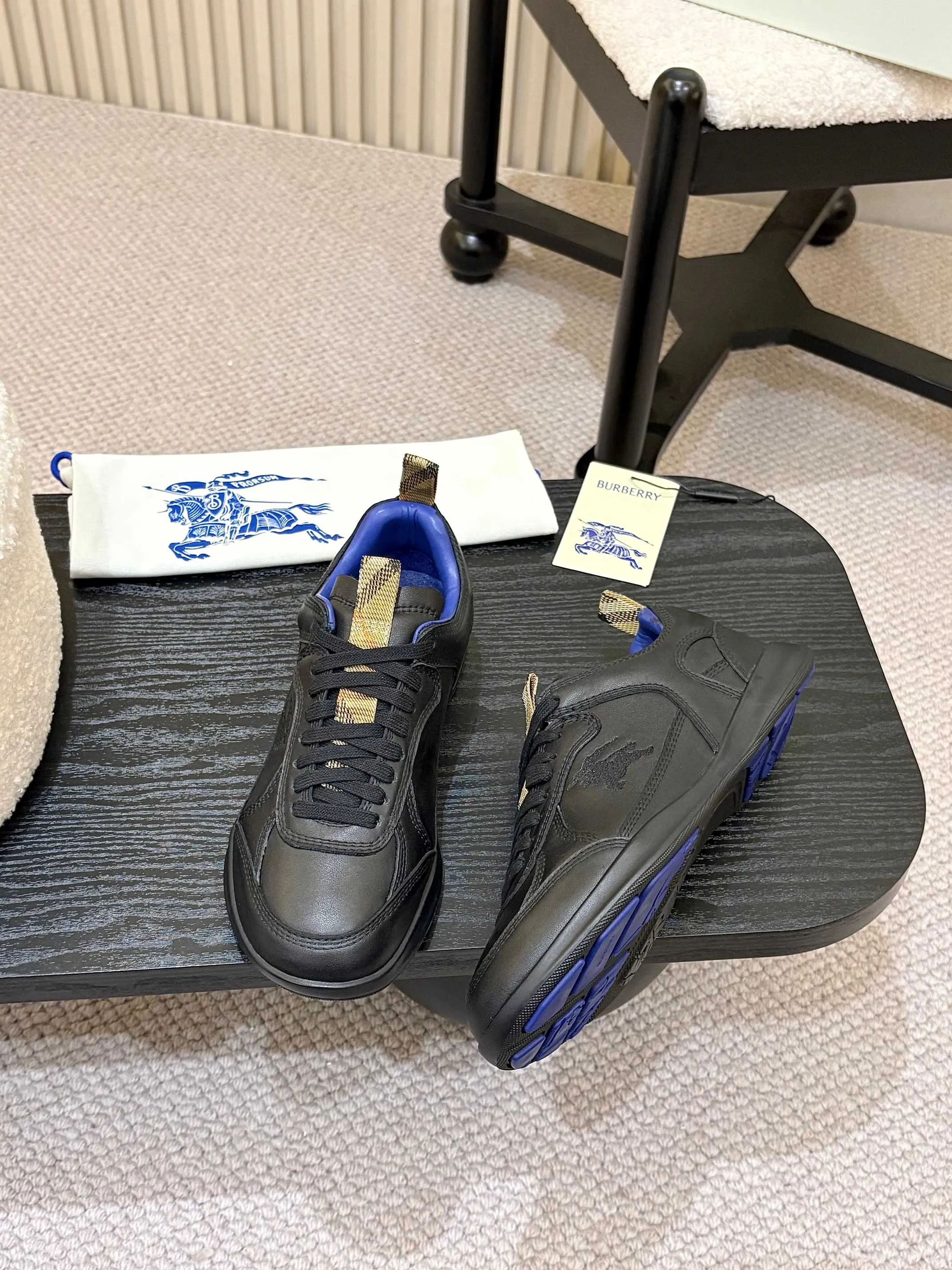 Men's shoes 💰640 Burberry's popular casual sneakers, debuted at the brand's 2025 summer fashion show. Made of refined Italian leather with tonal topstitching details, it's inspired by sporty design. Paired with lightweight soles and Burberry checkered shoe tabs, embellished with embroidery of the brand's Equestrian Knight logo (EKD) ✅Fabric: frosted/grained cowhide ✅Lining: sheepskin ✅Outsole: ultra-light rubber sole ✅Color: black/white/apricot available ✅Size: Men's 39-46 (45, 46 customized)